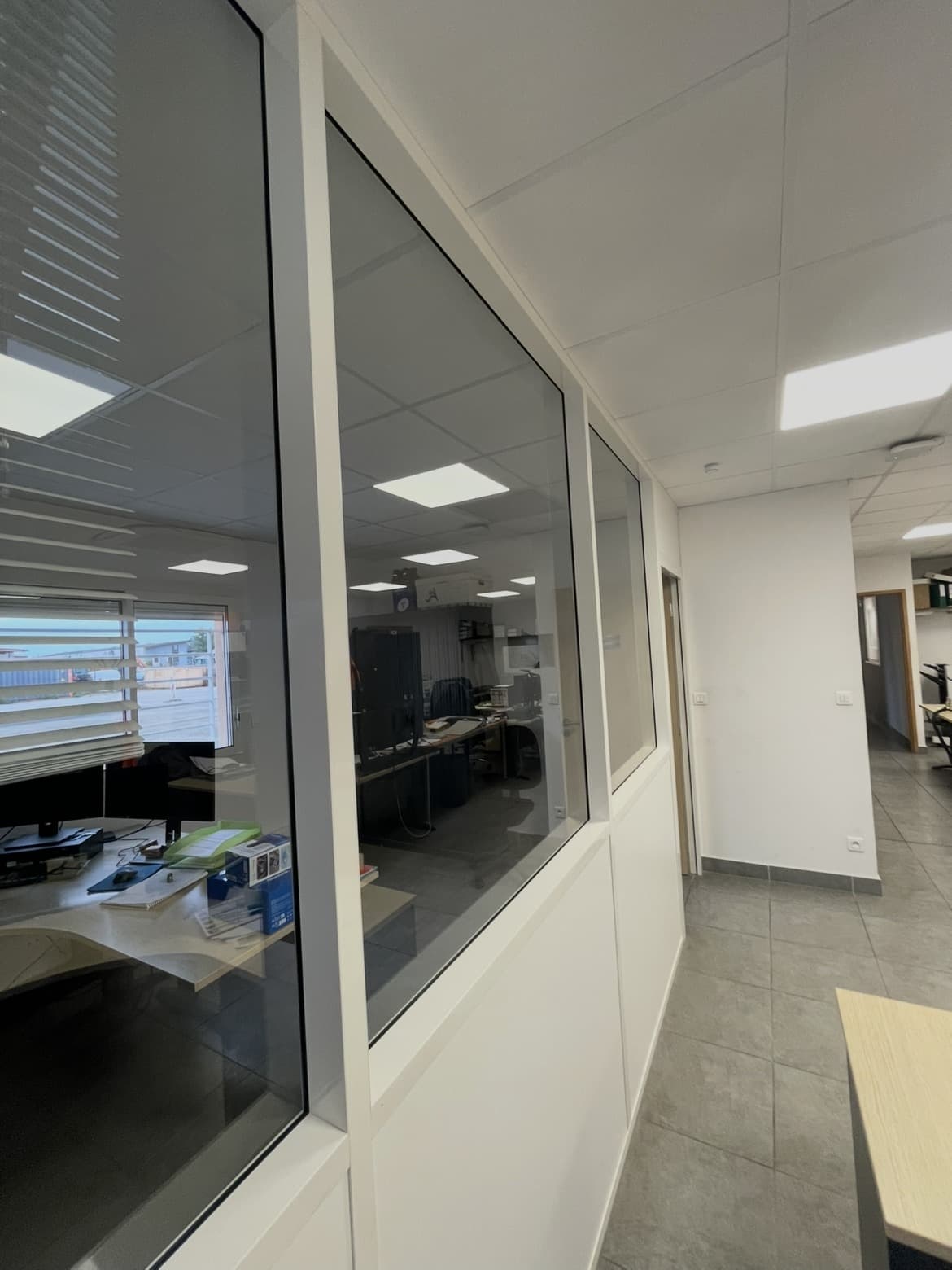 Cloison vitrée de bureau entretenue par OptiClean Services