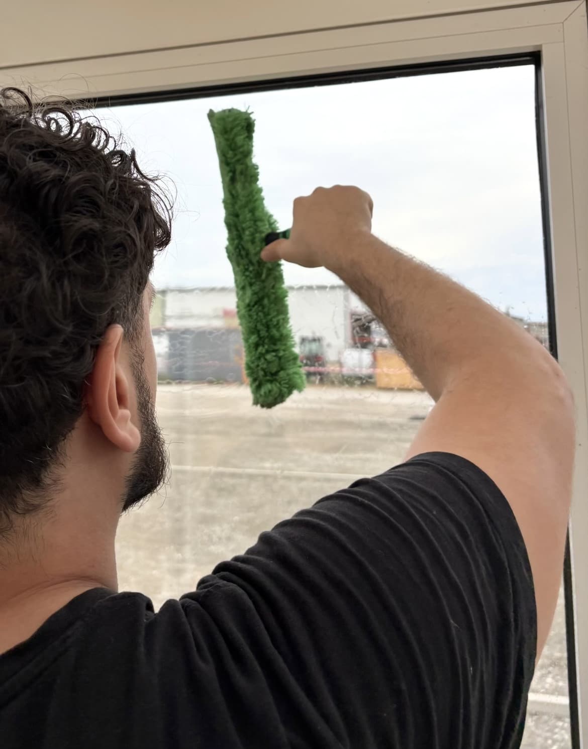 Lavage de vitres par un intervenant OptiClean Services