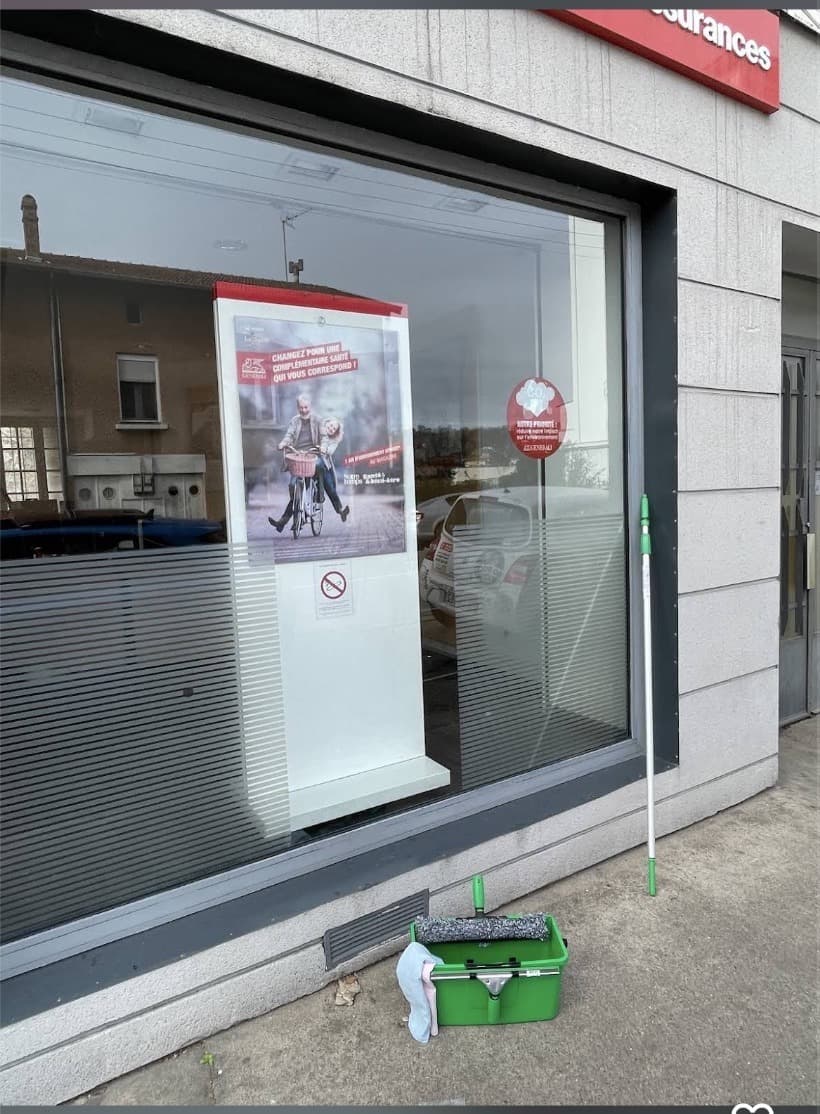 Vitrine commerciale entretenu par OptiClean Services