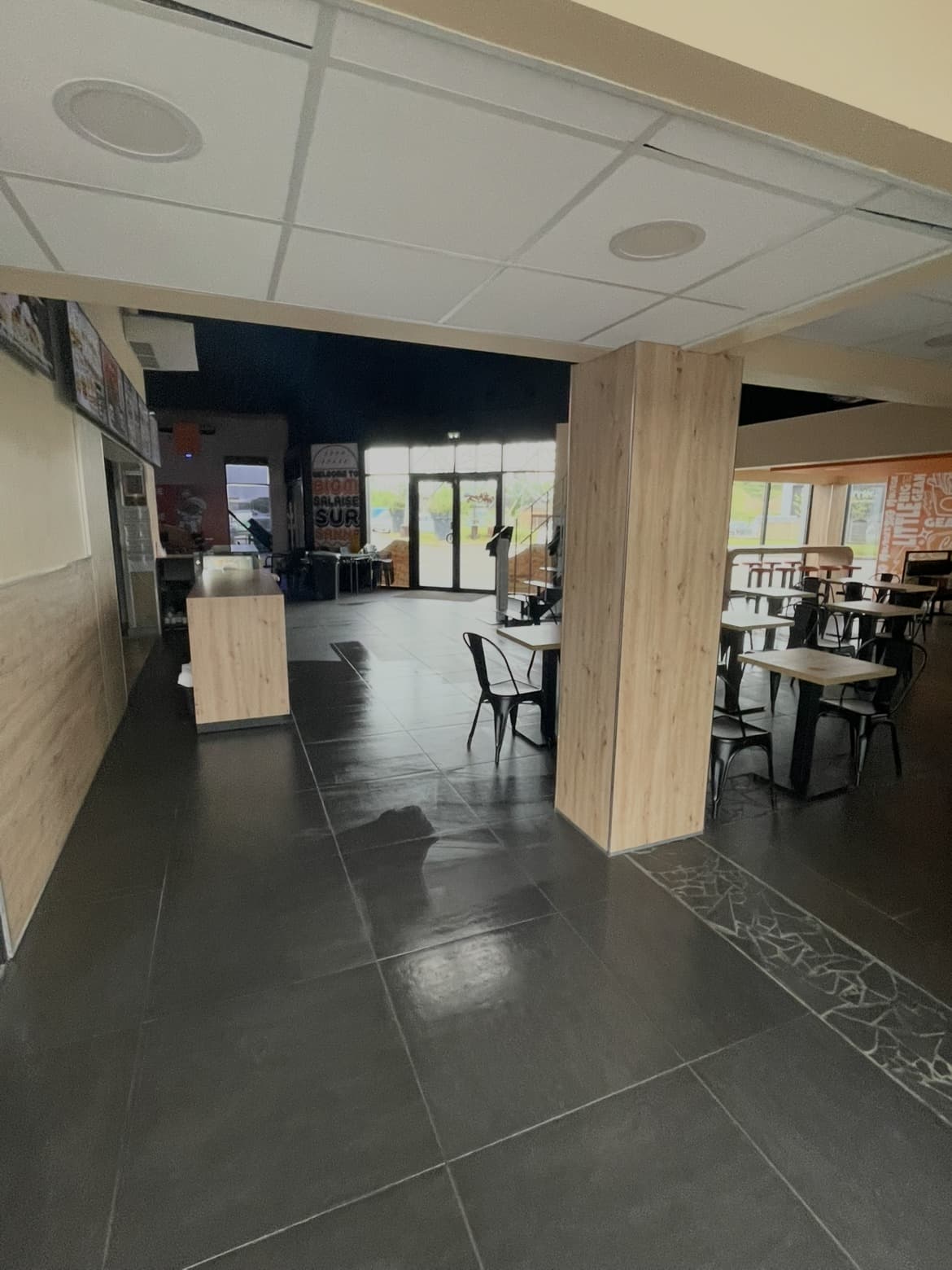 Salle de restaurant entretenue par OptiClean Services