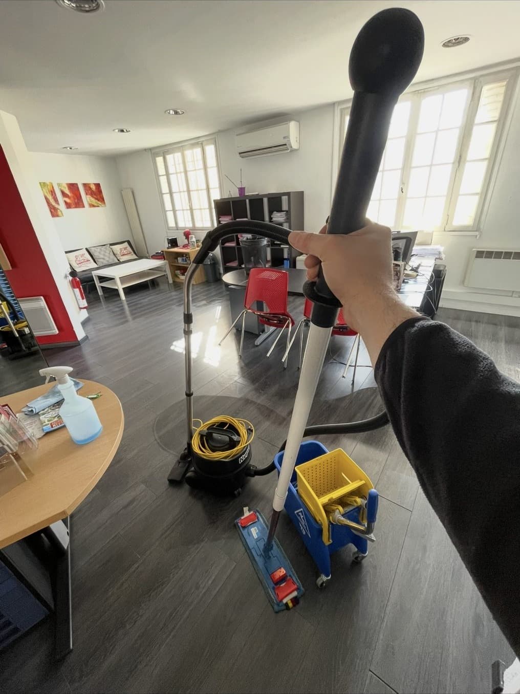 Intervenant OptiClean Services avec son matériel de nettoyage professionnel